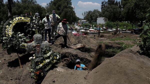 Funeral de un hombre fallecido por COVID-19 en Ciudad de México - Sputnik Mundo
