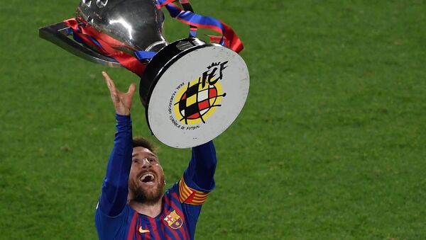 Игрок ФК Барселона Лионель Месси с трофеем Ла Лига  - Sputnik Mundo