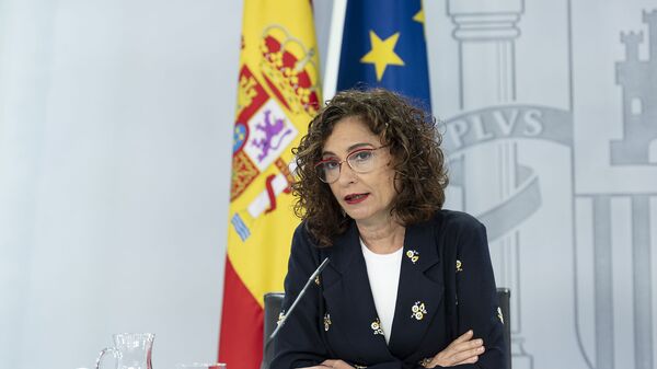 La ministra portavoz María Jesús Montero en una rueda de prensa - Sputnik Mundo