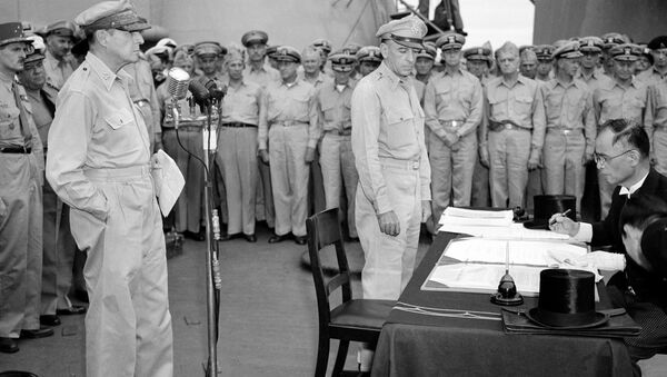 El general estadounidense Douglas MacArthur (izquierda) observa cómo el canciller japonés, Manoru Shigemitsu, firma el acta de rendición - Sputnik Mundo