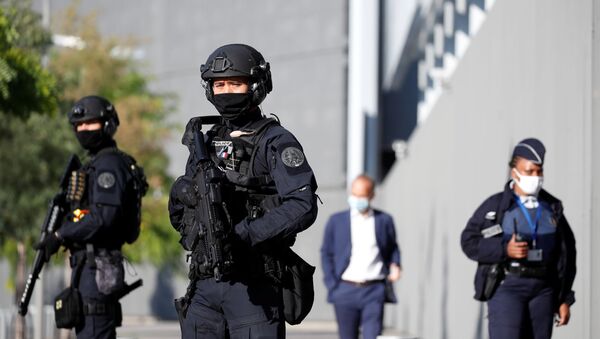 Escuadrones de policía reforzados desplegados frente a la corte de París - Sputnik Mundo
