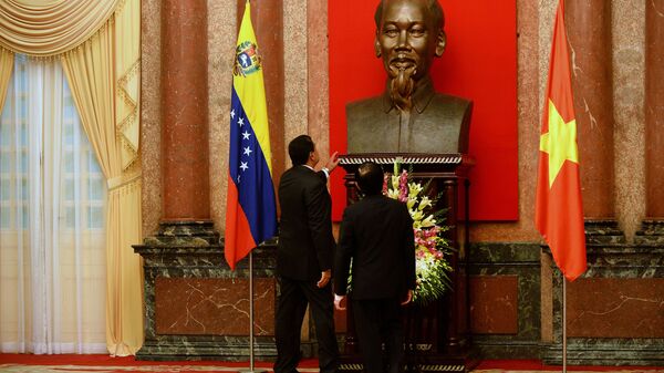 Los presidentes de Venezuela y Vietnam, Nicolás Maduro yTruong Tan Sang, junto al busto de Ho Chi Minh - Sputnik Mundo