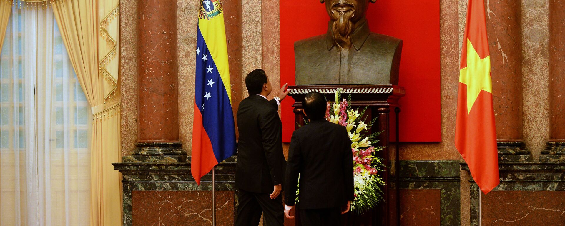 Los presidentes de Venezuela y Vietnam, Nicolás Maduro yTruong Tan Sang, junto al busto de Ho Chi Minh Los presidentes de Venezuela y Vietnam, Nicolás Maduro yTruong Tan Sang, junto al busto de Ho Chi Minh - Sputnik Mundo, 1920, 02.09.2020