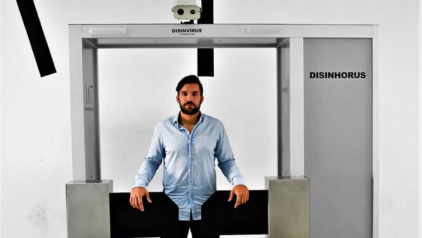 Rafa Mas, emprendedor español,  con una máquina desinfectante de su compañía - Sputnik Mundo