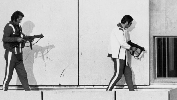 Policías alemanos toman posiciones en el techo de un edificio de la Villa Olímpica, el 5 de septiembre de 1972 - Sputnik Mundo