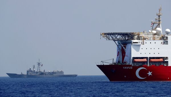 El buque de perforación turco Yavuz escoltado por una fragata de la Marina turca en el Mediterráneo oriental frente a Chipre (archivo) - Sputnik Mundo
