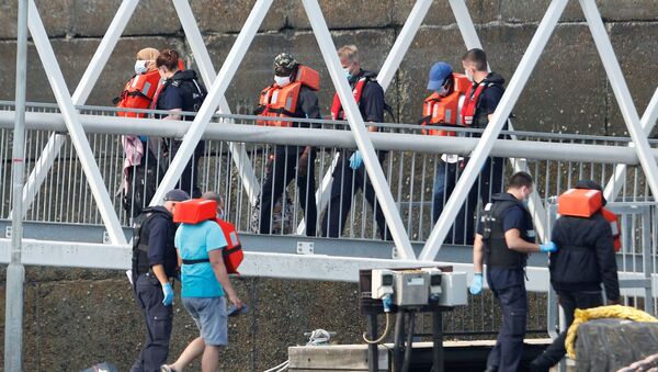 Los migrantes arriban en lanchas y balsas a Dover, Reino Unido (archivo) - Sputnik Mundo