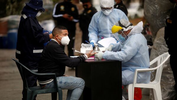 Médicos realizan una prueba de coronavirus en Lima, Perú - Sputnik Mundo