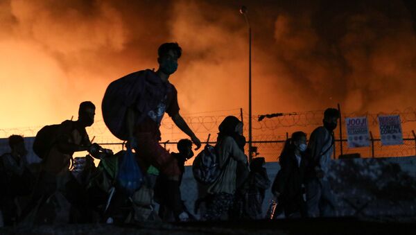 Incendio en el mayor campo de refugiados en Lesbos, Grecia - Sputnik Mundo