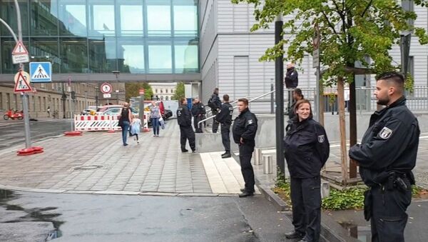 Los policías cerca del hospital universitario Charité-Universitätsmedizin de Berlín, donde recibe tratamiento el opositor ruso Alexéi Navalni - Sputnik Mundo