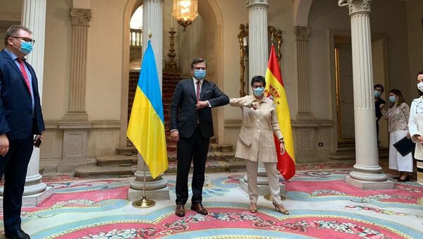 El ministro de Exteriores de Ucrania, Dmitri Kuleba y su par española, Arancha González Laya - Sputnik Mundo