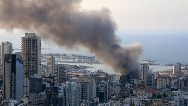 Un incendio en el puerto de Beirut, el Líbano - Sputnik Mundo