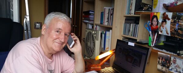 Un voluntario de la iniciativa 'Cuentos por teléfono', en la biblioteca de Soto del Real (Madrid) Un voluntario de la iniciativa 'Cuentos por teléfono', en la biblioteca de Soto del Real (Madrid) - Sputnik Mundo