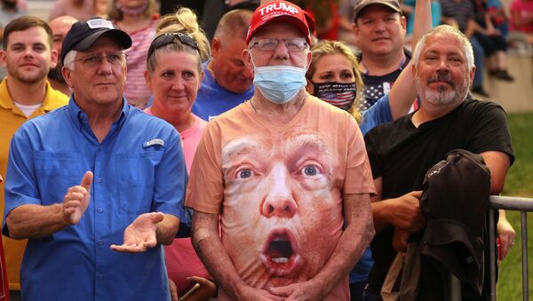 Сторонники Дональда Трампа во время его предвыборного выступления в аэропорту Смит-Рейнольдс в Уинстон-Салеме, США - Sputnik Mundo
