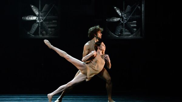 Igor Tsvirkó y María Vinogradova en el 'ballet' 'Just' por Simone Valastro en el teatro Bolshói - Sputnik Mundo