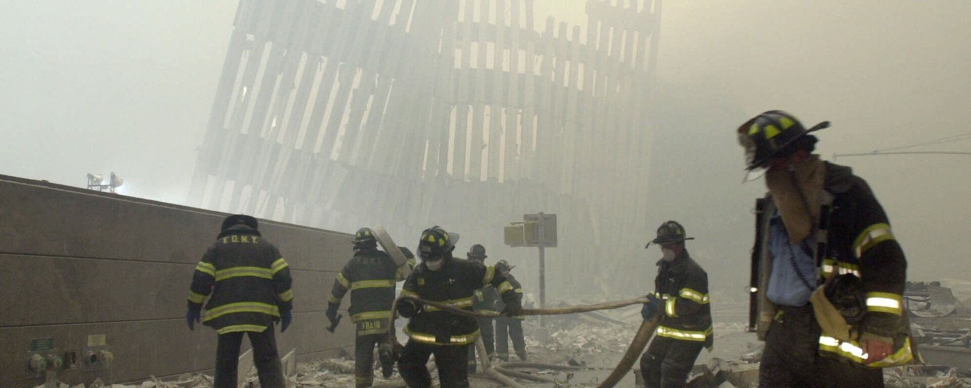 Bomberos de Nueva York trabajando en el sitio de los atentados del 11 de septiembre de 2001 - Sputnik Mundo, 1920, 10.09.2021