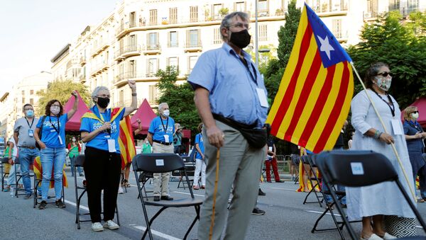 Independentistas catalanes durante la celebración de la Diada - Sputnik Mundo