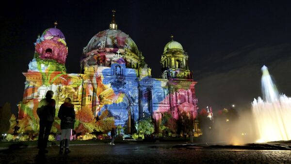 La Catedral de Berlín durante el festival de luces de 2019 - Sputnik Mundo