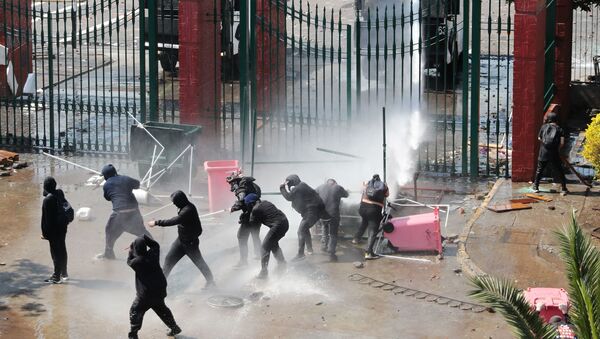 La Policía utiliza cañónes de agua durante una marcha en Chile - Sputnik Mundo