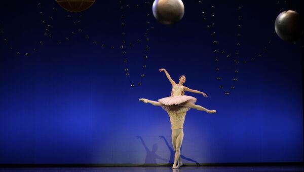 Bailarines de la Compañía Española de Danza durante un espectáculo - Sputnik Mundo