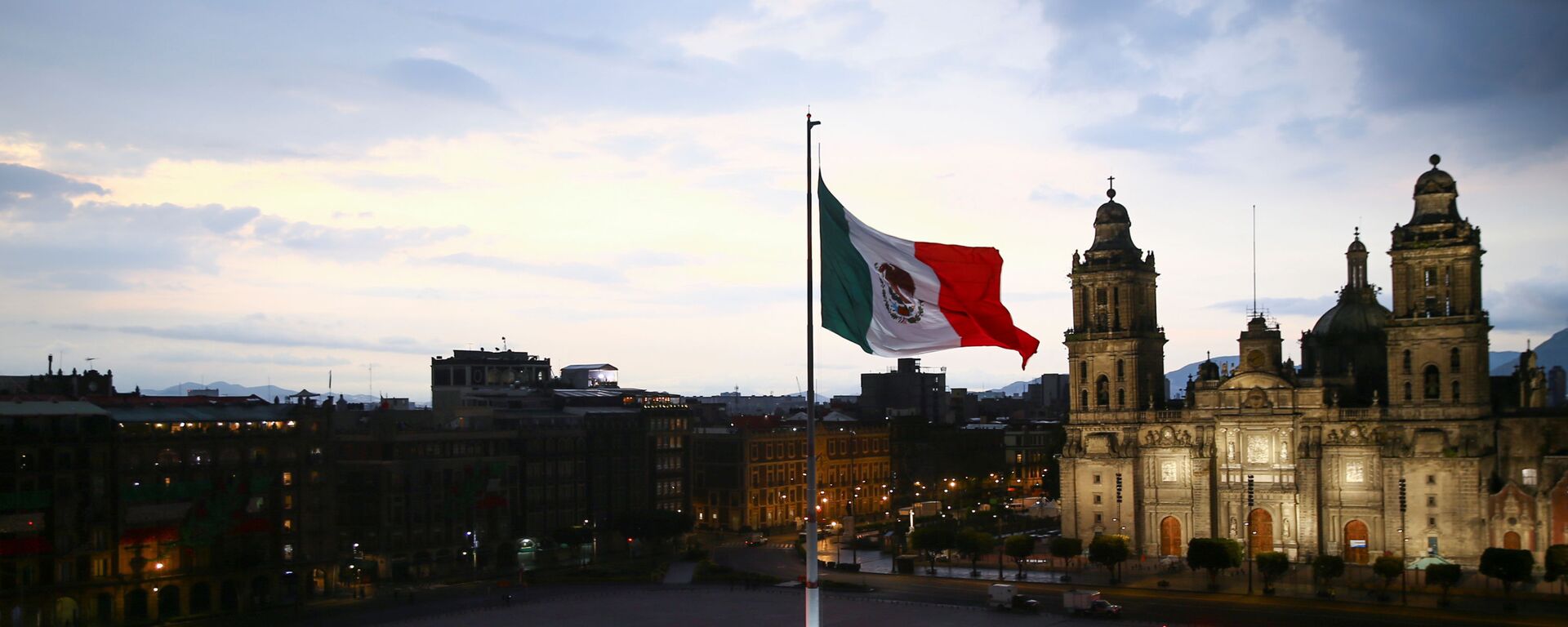 Zócalo de la Ciudad de México durante la celebración del 210 aniversario de la independencia - Sputnik Mundo, 1920, 14.09.2021