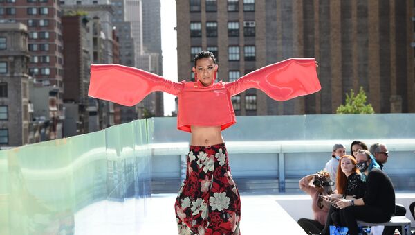 Los atuendos más extravagantes de la Semana de la Moda de Nueva York - Sputnik Mundo