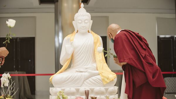 Monje budista ante la estatua de Buda - Sputnik Mundo