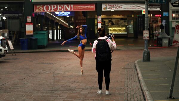 Una bailarina posa para un fotógrafo en el Pike Place Market en Seattle - Sputnik Mundo