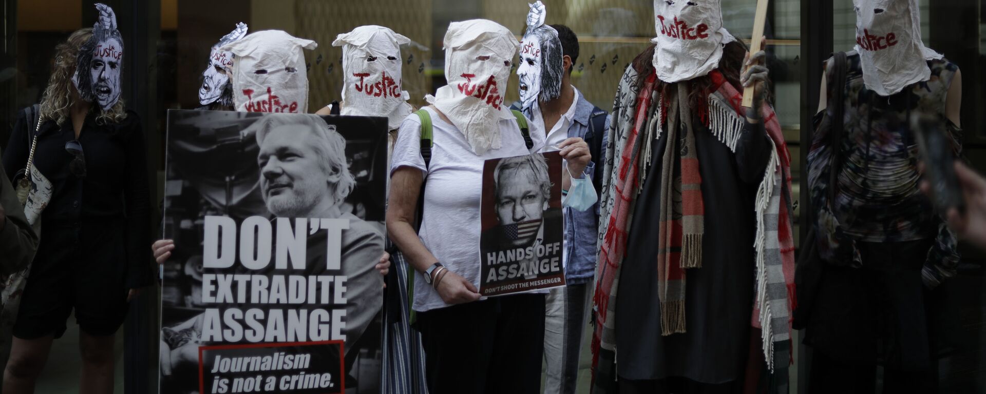 Сторонники Джулиана Ассанжа принимают участие в акции протеста перед Центральным уголовным судом Олд-Бейли в Лондоне - Sputnik Mundo, 1920, 25.01.2022