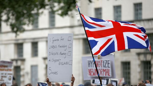 Manifestantes protestan contra las medidas restrictivas de combate al coronavirus en Reino Unido el 29 de agosto - Sputnik Mundo