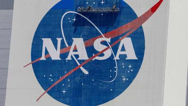 El logo de la NASA en un edificio del centro espacial John F. Kennedy en Cabo Cañaveral - Sputnik Mundo