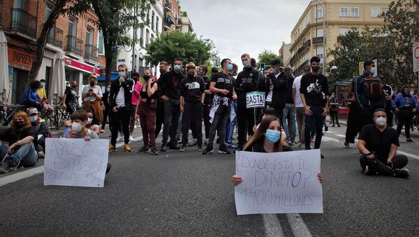 Los ciudadanos de las zonas de Madrid afectadas por las restricciones salen a la calle a protestar - Sputnik Mundo