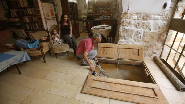 Antiguo baño ritual judío (mikve) en el living de la casa de una familia, en Jerusalem - Sputnik Mundo