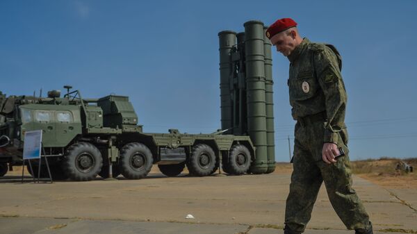 Un militar al lado de un sistema ruso de defensa antiaérea S-400 - Sputnik Mundo