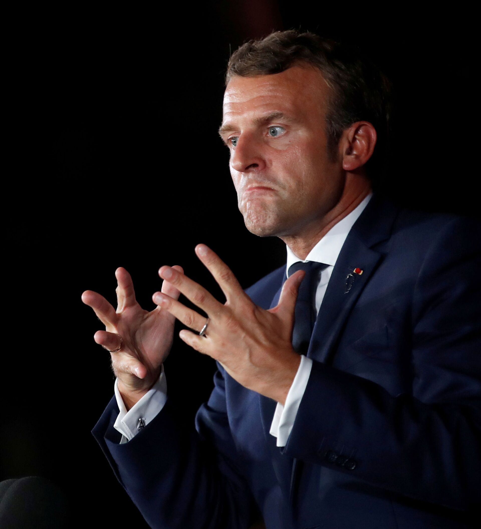 Ведет намеренно. Девушка следуй за мной. Человек с закрытыми глазами. Европейские женщины. Девушка ведёт парня за руку.