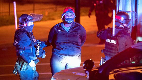 Detenciones durante las protestas en Louisville  - Sputnik Mundo