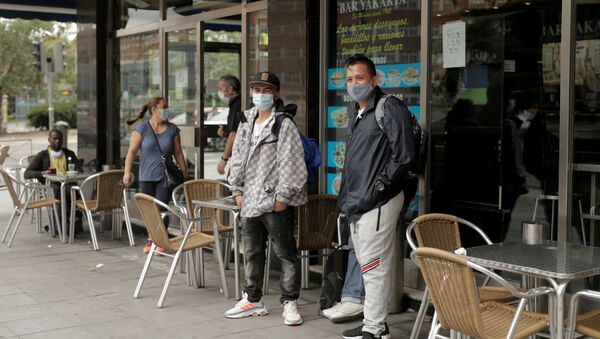Gente llevando mascarillas en el barrio de Usera de Madrid - Sputnik Mundo
