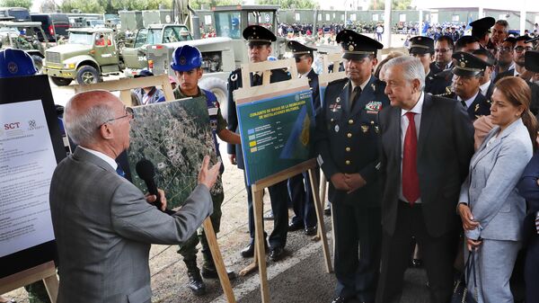 Andrés Manuel López Obrador, presidente de México durante la demostración del proyecto de la construcción del nuevo aeropuerto en la base militar Santa Lucia - Sputnik Mundo