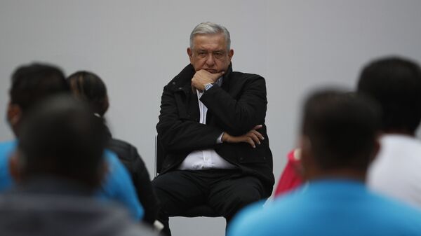 Andrés Manuel López Obrador, presidente de México, durante su encuentro con los familiares de los de los 43 estudiantes de Ayotzinapa, en el Palacio Nacional, el 26 de septiembre de 2020 - Sputnik Mundo