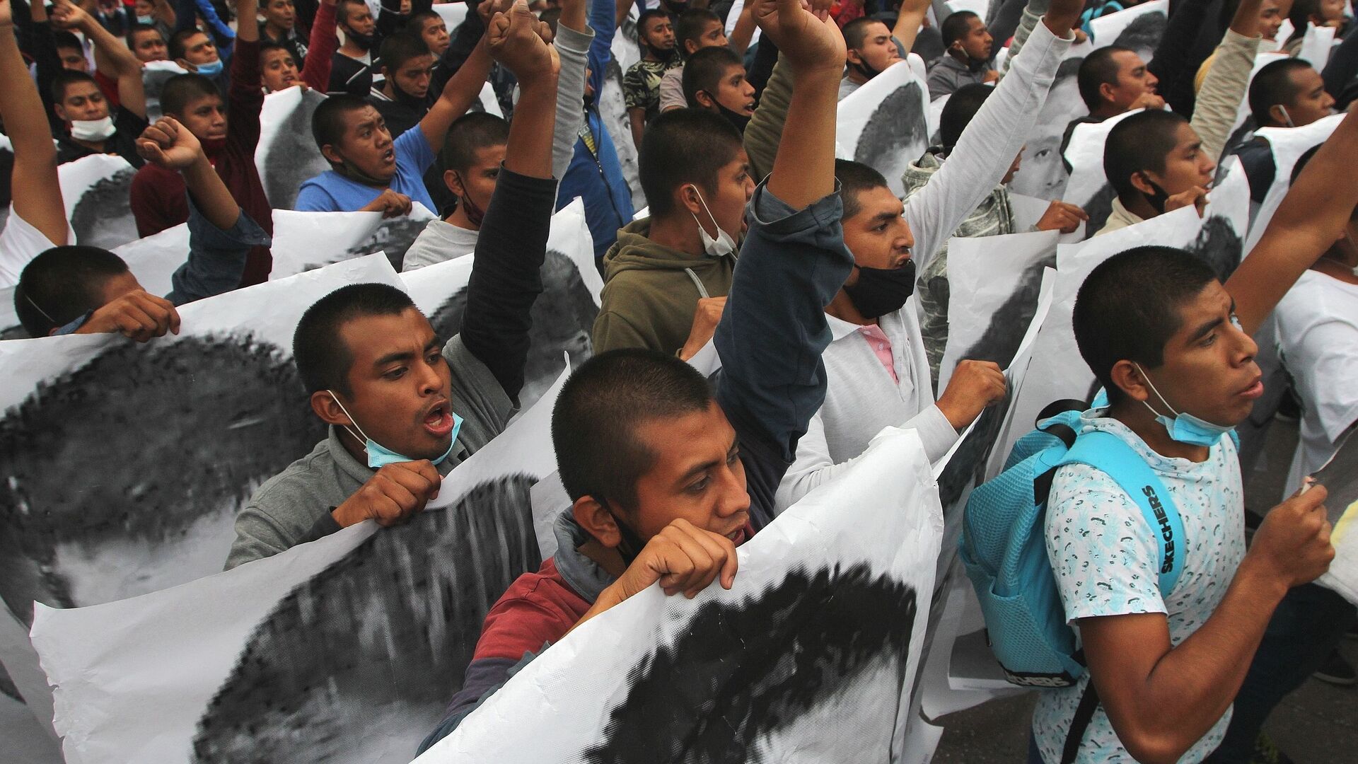 Conmemoran en CDMX seis años de la desaparición forzada de los estudiantes de Ayotzinapa - Sputnik Mundo, 1920, 13.08.2021