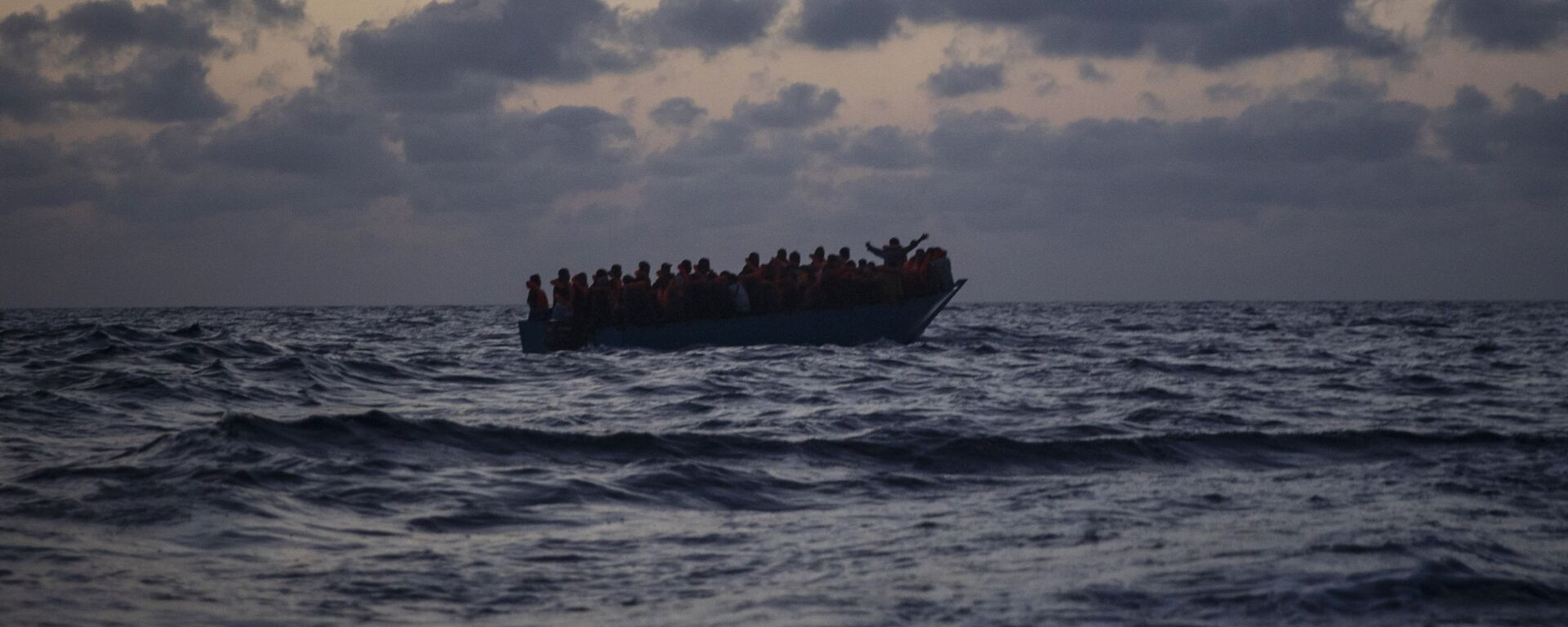 Inmigrantes esperan ser rescatados en el Mar Mediterráneo - Sputnik Mundo, 1920, 28.09.2020