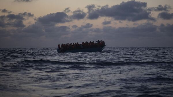 Inmigrantes esperan ser rescatados en el Mar Mediterráneo - Sputnik Mundo