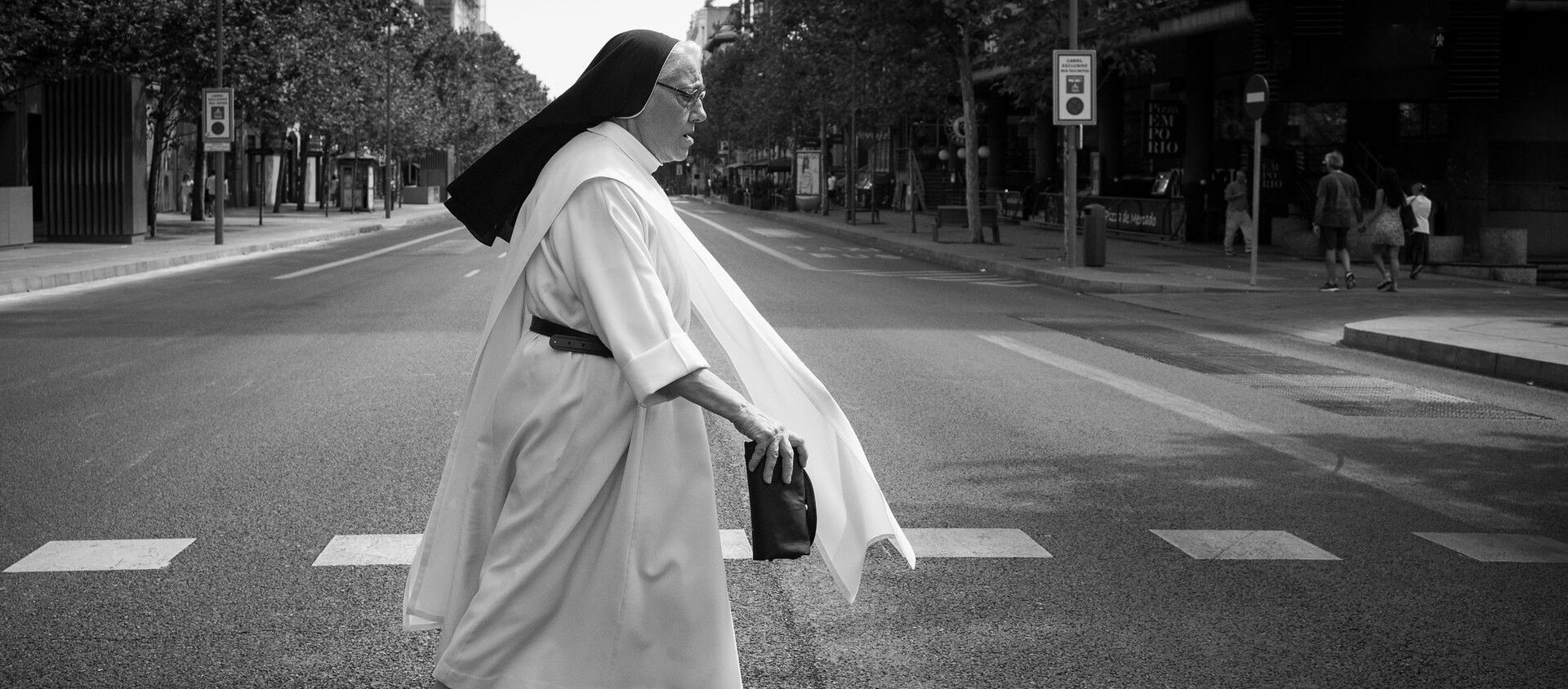 Imagen referencial de una monja caminando por la calle - Sputnik Mundo, 1920, 30.09.2020