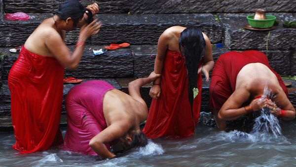 Mujeres nepalíes bañándose tras pasar la menstruación - Sputnik Mundo