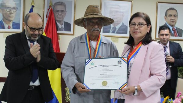 La Rectora de UNAN-Managua, Ramona Rodríguez Pérez, otorga el título de Doctor Honoris Causa en Educación al profesor Orlando Pineda - Sputnik Mundo