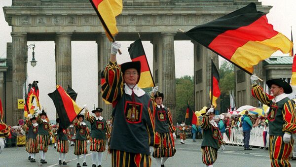 Desfile en honor de la unificiación de Alemania en frente de la Puerta de Brandeburgo - Sputnik Mundo