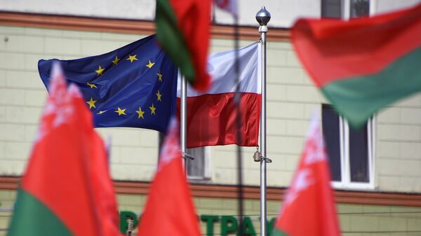 Banderas de Bielorrusia, Polonia y la UE cerca de la embajada de Polonia en Minsk - Sputnik Mundo
