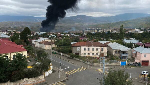 El humo tras los ataques contra la capital de Nagorno Karabaj, Stepanakert - Sputnik Mundo