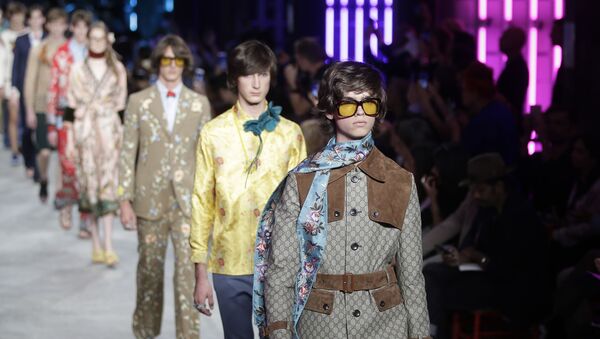 Modelos presentan una colección de Gucci para hombres - Sputnik Mundo