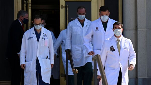 Los médicos en el hospital militar Walter Reed durante la hospitalización de Donald Trump, Bethesda, EEUU, el 4 de octubre.  - Sputnik Mundo